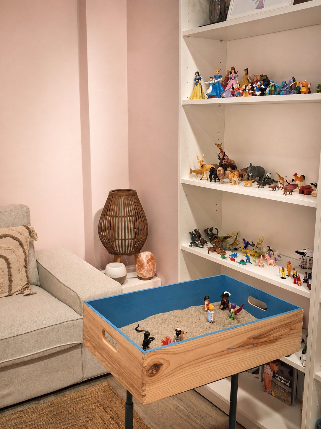 Rincón de juego de la consulta infantil, con juguetes y materiales al alcance de los niños