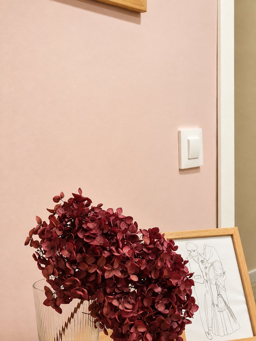 Ramo de flores secas en un jarrón sobre una mesa de la consulta